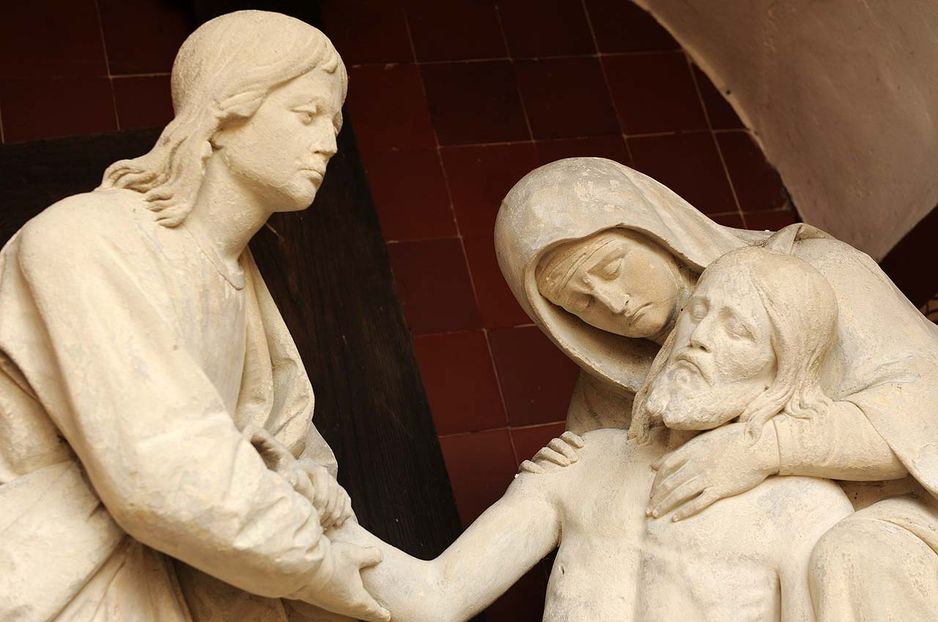 13. Station: Jesus wird in den Schoß seiner Mutter gelegt.